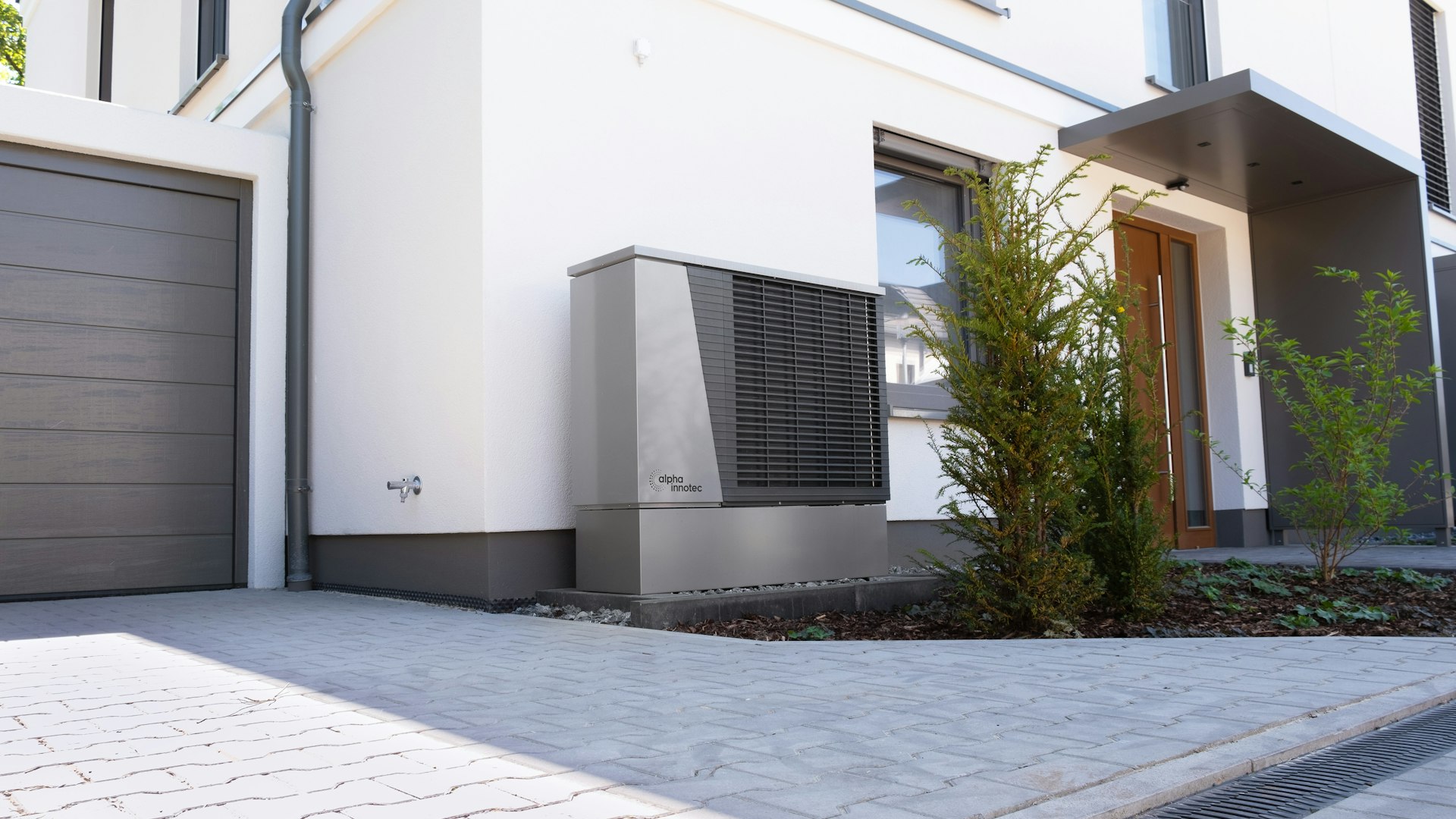 Vivienda moderna con unidad exterior de bomba de calor