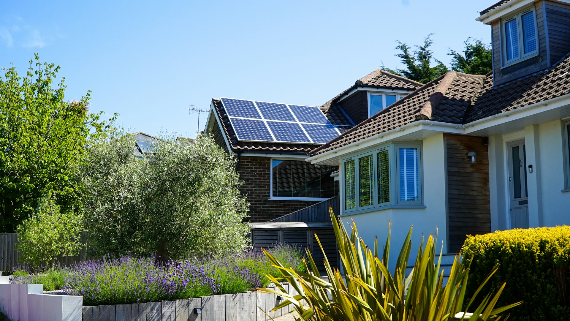Vivienda con paneles solares en el tejado
